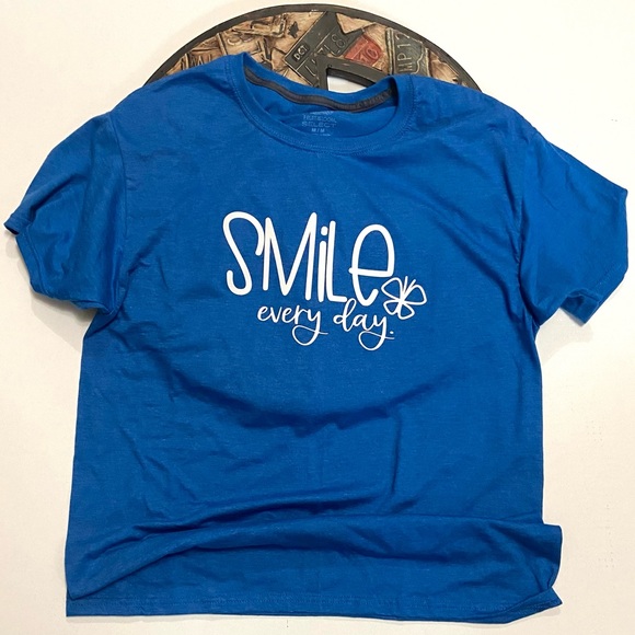 4/$15 NEW! Custom Made Smile Every Day T-shirt Adult (M) - Picture 2 of 5